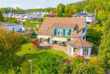 Grosszügiges Landhaus mit Gartenpavillon und Teich