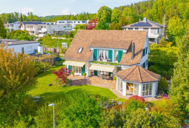 Grosszügiges Landhaus mit Gartenpavillon und Teich