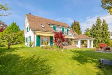 Grosszügiges Landhaus mit Gartenpavillon und Teich