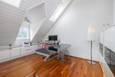 Grosse Dachmaisonette-Wohnung mit gedeckter Terrasse und Schwedenofen