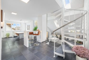 Grosse Dachmaisonette-Wohnung mit gedeckter Terrasse und Schwedenofen