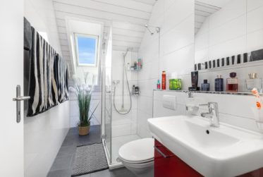 Grosse Dachmaisonette-Wohnung mit gedeckter Terrasse und Schwedenofen