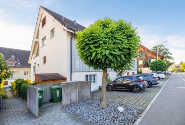 Grosse Dachmaisonette-Wohnung mit gedeckter Terrasse und Schwedenofen